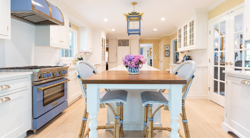 Keuken eiland tafel idee in blauw en witte keuken 