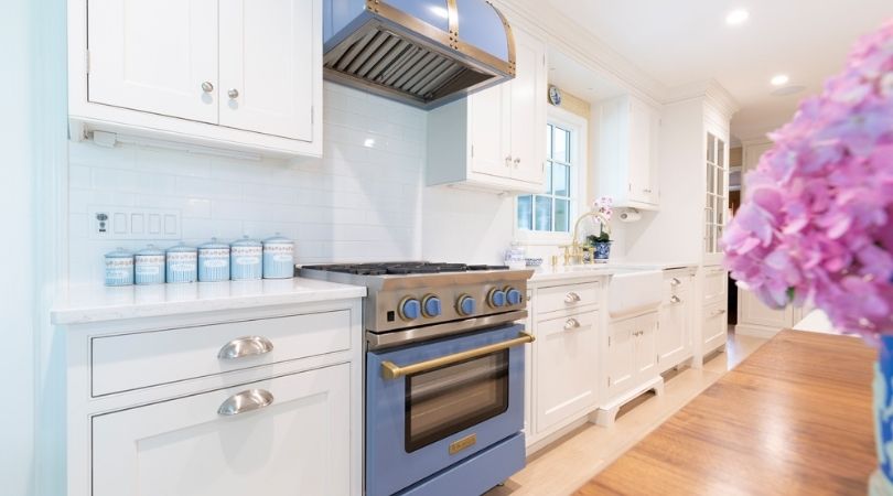 BlueStar fornuis en bijpassende afzuigkap in een witte keuken