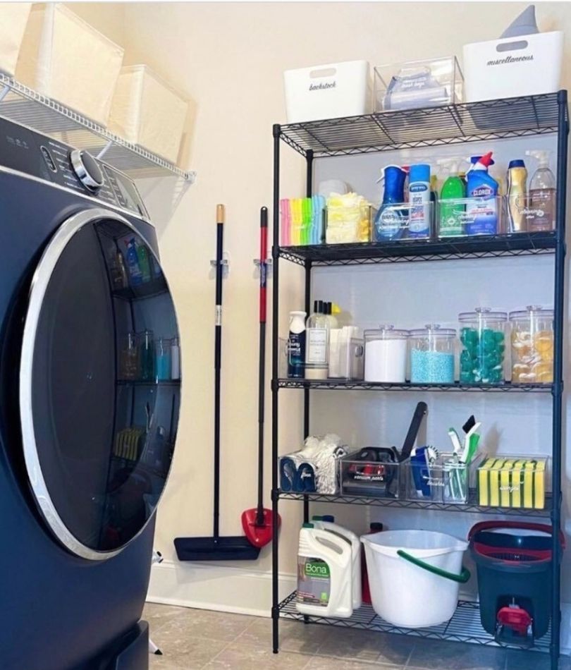 Whirlpool voorlader wasmachine en droger in wasruimte