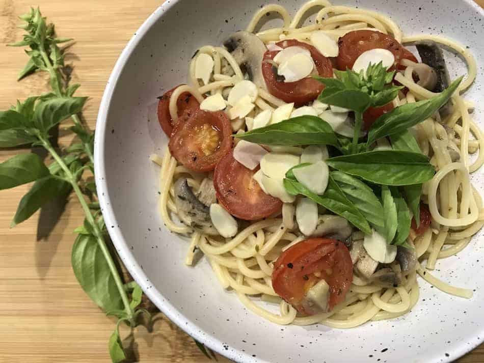 champignon cherry tomaten pasta vegan en dutch oven