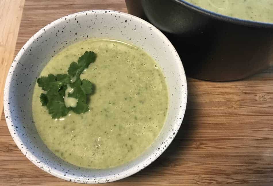 vegan romige groene soep met kokosmelk dutch oven